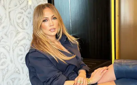 Jennifer López con look total black y muy sexy