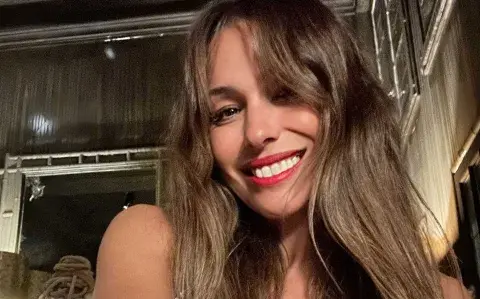 Pampita Ardohain apostó a un look con brillos y transparencias 