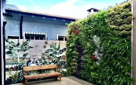 Cómo crear un jardín vertical en tu terraza: qué materiales necesitás