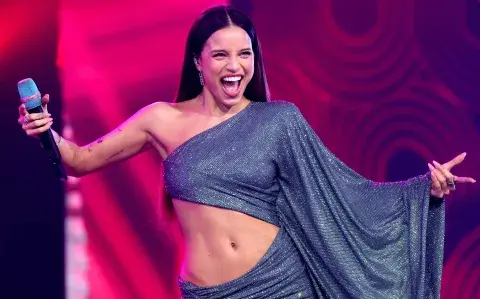 En medio de los rumores de separación, Emilia brilló en los Latin Grammy con un vestido cut out