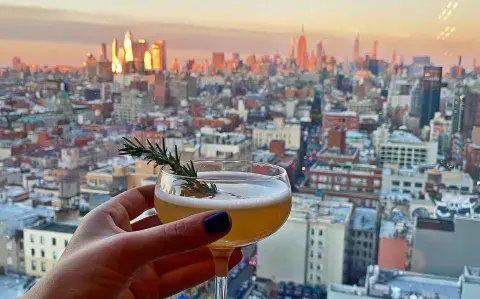 5 rooftops con tragos ricos y vistas imperdibles para admirar NY desde lo alto