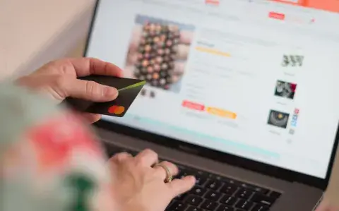 Una mujer haciendo una compra online desde su computadora