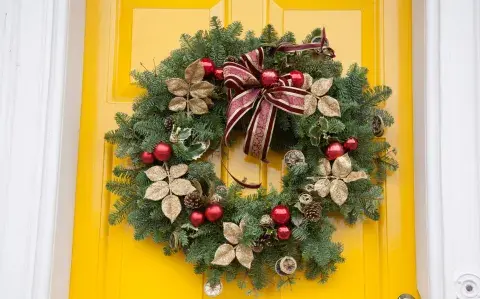 Ideas simples para adornos de Navidad en puertas