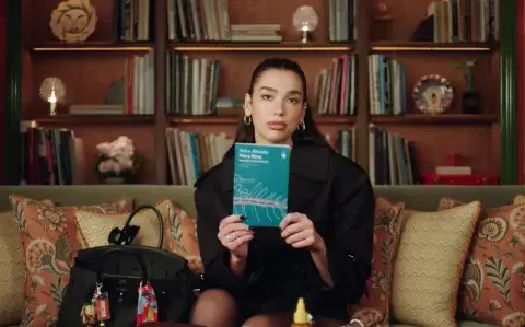 Dua Lipa recomendó un libro argentino: ¿cuál es y de qué se trata?