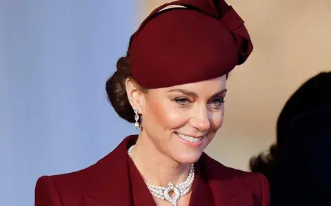 Kate Middleton apostó por dos looks prácticamente iguales sin que nadie lo note