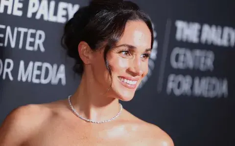 Meghan Markle y un homenaje a Lady Di con un vestido escote corazón