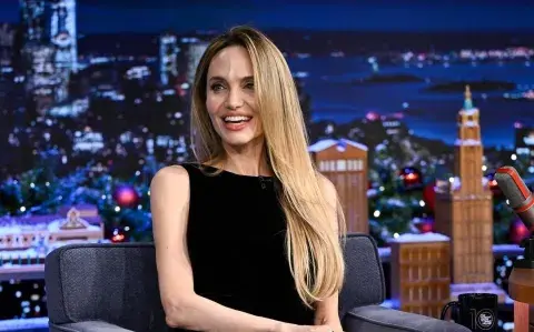 Angelina Jolie en el programa de Jimmy Fallon: ¿por qué fue a la entrevista descalza?