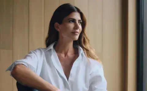 Juliana Awada le dice chau a la camisa blanca y elige el color que vas a querer usar en Navidad