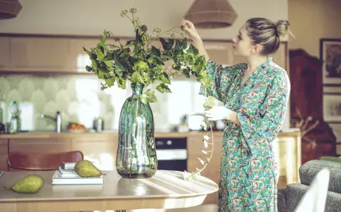 Segun Yani Ricci, las flores complementan cualquier diseño de interiores, desde minimalista hasta bohemio.