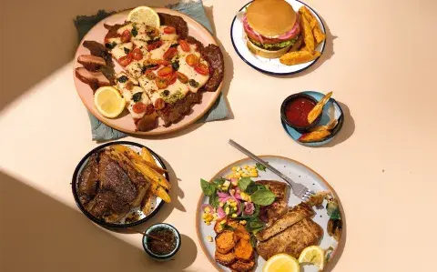 Desde hamburguesa hasta choripan plant-based: las mejores recetas para una parrillada vegana