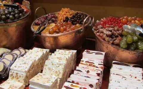 Turrón navideño saludable de frutos rojos y chocolate blanco