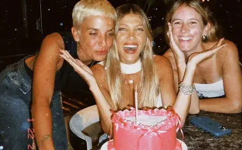 Cale Ruggeri festejó sus 33 años con la torta “glitter cake” que es viral en redes 