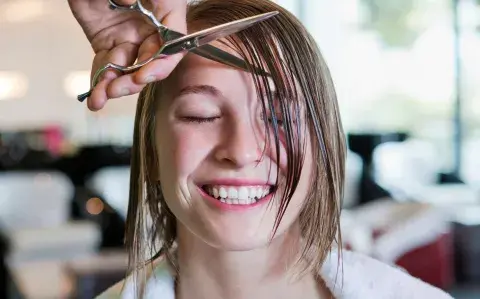 Los mejores días de agosto para cortarse el pelo, según el calendario lunar