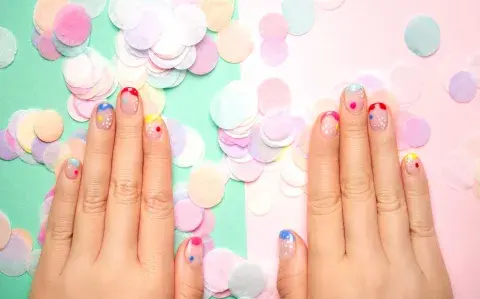 Uñas confeti: 5 diseños para inspirarte con esta tendencia