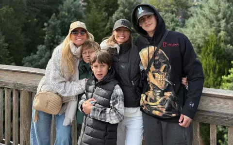 Las fotos del viaje de Pampita junto a sus hijos en Orlando: el festejo de sus 47 años