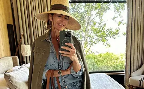 Juliana Awada apostó por un look campestre: denim, sombrero y cartera de rafia