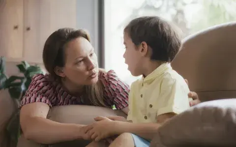 Mamá hablando con su hijo