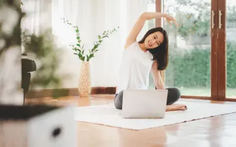 Pilates en casa: una mujer practica.