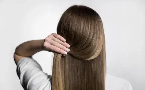 Cómo lograr que el pelo teñido se vea sano y fuerte, según una experta