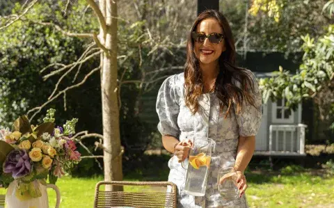 La decoradora Cat Courreges implementó una reforma inteligente en su casa antigua de Pilar. 