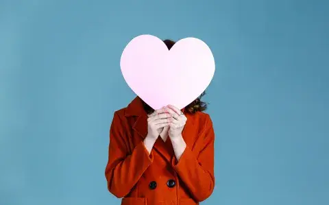 Mujer con corazón por Día de los Enamorados