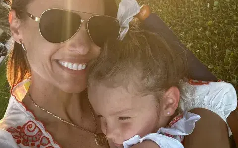 Madre e hija emocionaron a todos: el look combinado de Pampita y Anita García Moritán