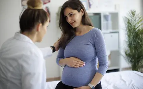 embarazada en consultorio médico