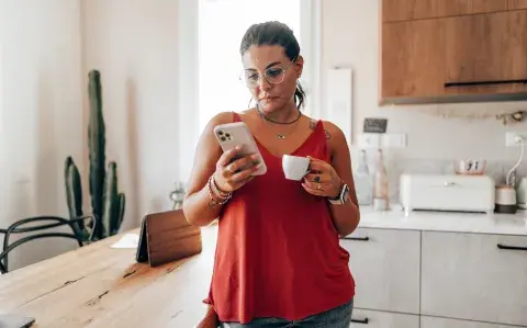 mujer con celular