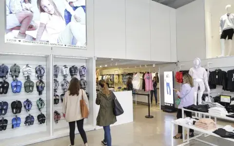 Una reconocida marca de moda cerrará 200 tiendas