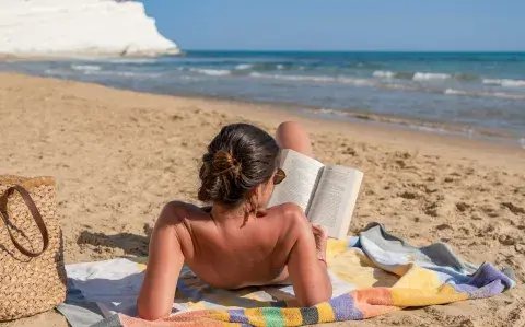 Adiós a las clásicas lonas playeras: este es el accesorio tendencia del verano