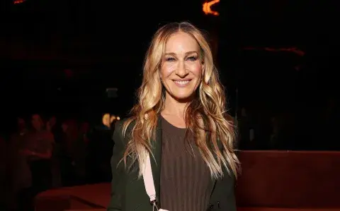 Sarah Jessica Parker y su homenaje al icónico bolso de 'Sex and the city' en un desfile en Milán