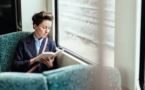 mujer lee en el tren