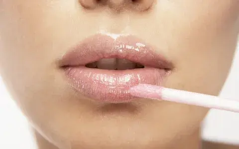 Lip combo: cómo lograr labios voluminosos y definidos con pocos productos