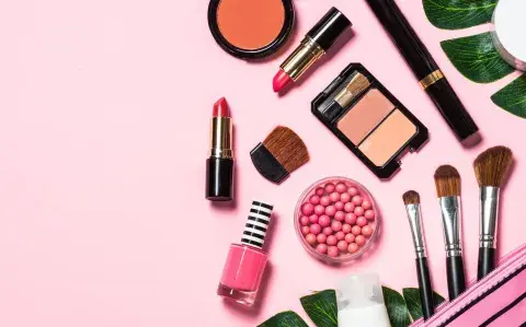 La Anmat prohibió el uso y distribución de 4 marcas de maquillaje en Argentina