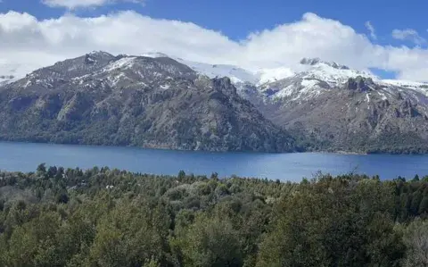 Adiós al estrés: el pueblito de la Patagonia ideal para descansar en un lago cristalino