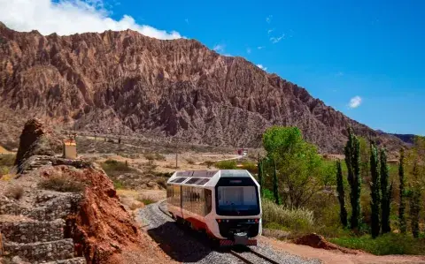 Conocé el Tren solar de Jujuy con sus imponentes vistas de la Quebrada de Humahuaca