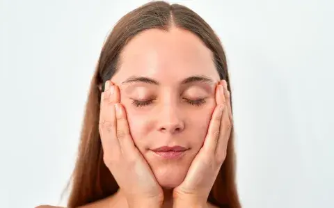 Yoga facial: tres ejercicios simples y fáciles para definir los pómulos