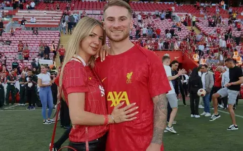 Alexis Mac Allister se enamoró de su mejor amiga y convive con ella en Inglaterra