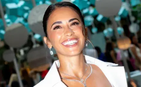 Antonela Roccuzzo impacta en Brasil con un look total white de ensueño