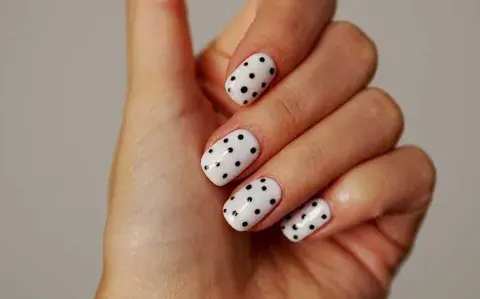 Dots Nails: el diseño retro de nail art que vuelve con todo