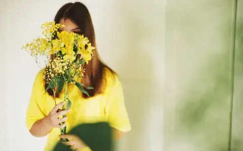 mujer con flores amarillas