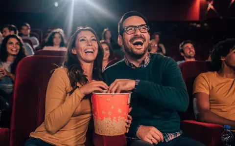 Foto de pareja en el cine.