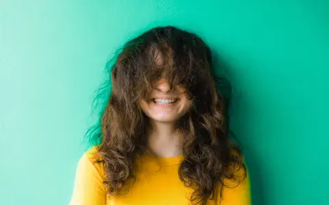 "Método Curly": cómo lograr un cabello hidratado y sin frizz, según una experta