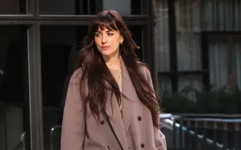 Dakota Johnson impactó en el rodaje de su última película con un tapado de paño