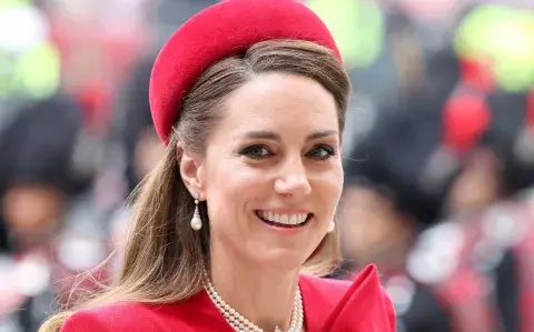 Kate Middleton impactó con un estilismo en color rojo que se llevó todas las miradas