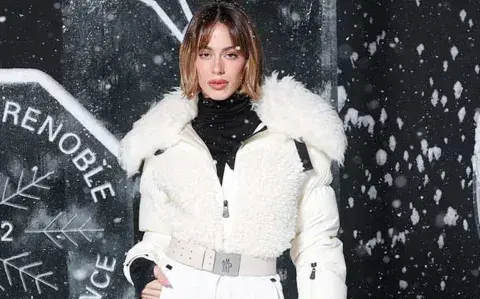 Desde Tini Stoessel hasta Anne Hathaway: los mejores looks del desfile de Moncler en los Alpes