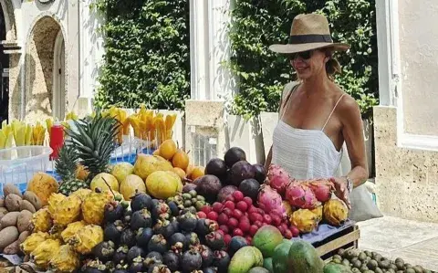 Juliana Awada paseó por Cartagena con su estilo effortless