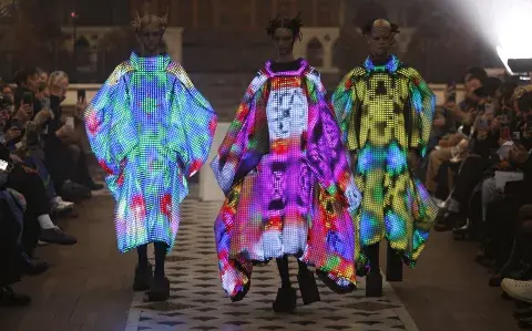 Las imponentes fotos del desfile de trajes con luces LED que revolucionó la París Fashion Week