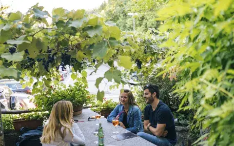 Encantadores y tranquilos: 3 bares con jardines para despedir los días cálidos