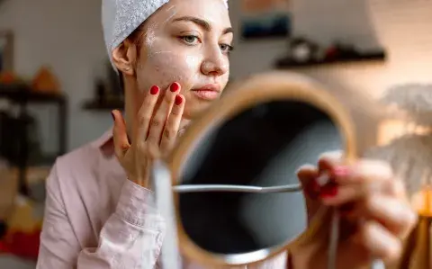 Una mujer haciéndose skin care